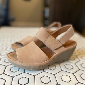 Tan suede open toe platforms, Clarks!
